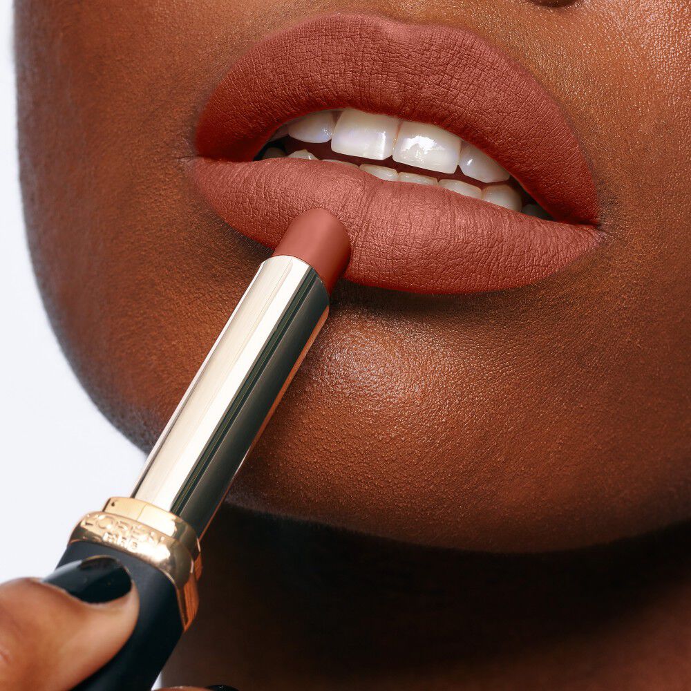 Labial-Color-Riche-Intense-Volume-Matte---520-Le-Nude-Defiant-imagen-5