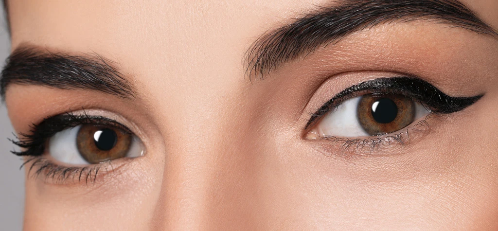 Maquillaje con delineado de ojos Maquillaje con delineado de ojos