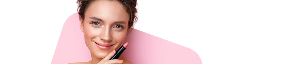 Mujer con labios delgados maquillados