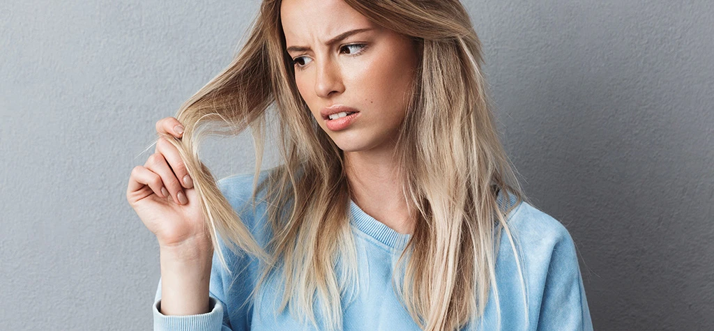 Mujer con pelo sucio Mujer con pelo sucio