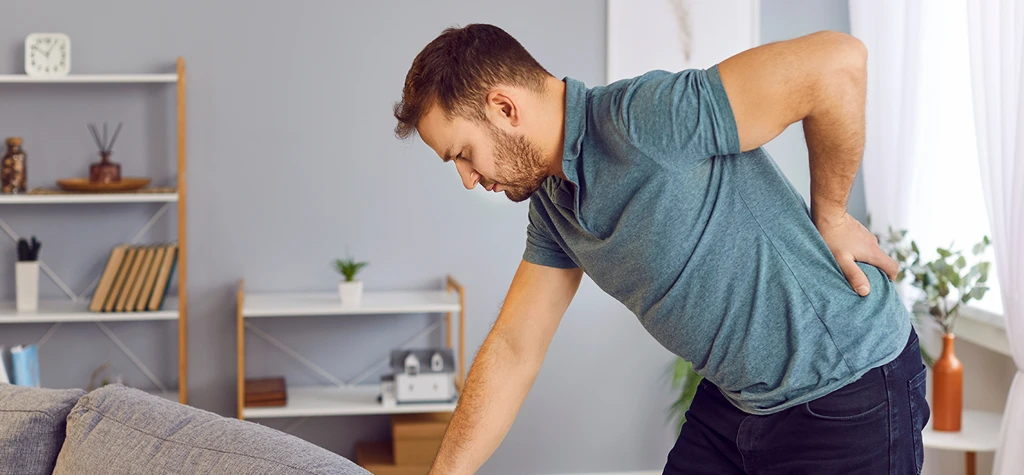 Hombre con dolor lumbar Hombre con dolor lumbar
