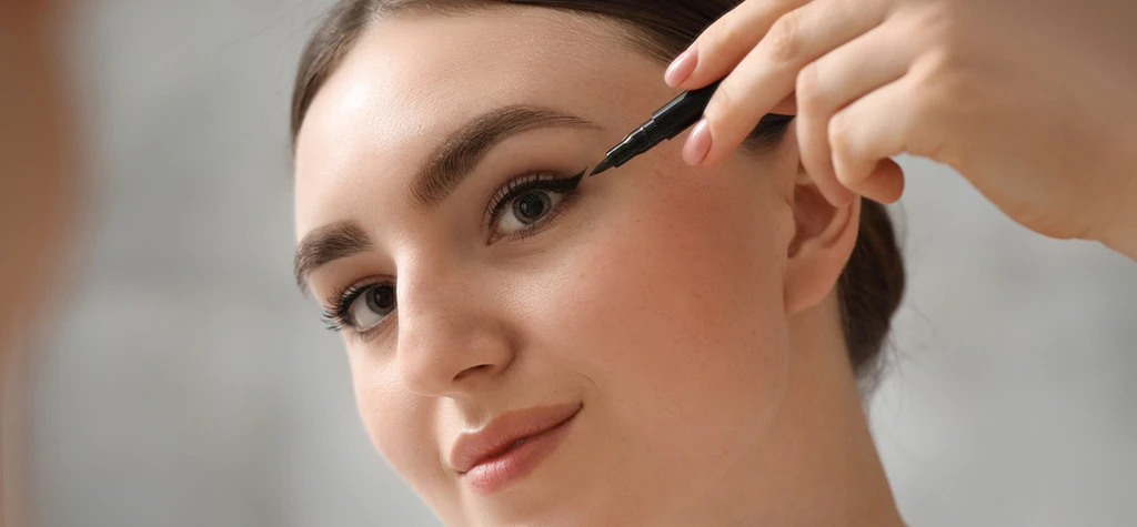 Maquillaje con delineado de ojos Maquillaje con delineado de ojos