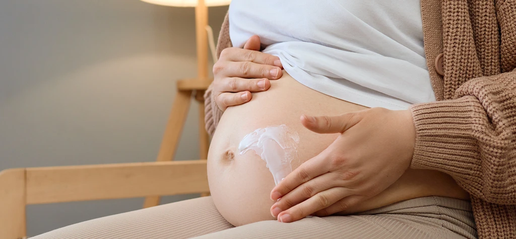 Persona aplicando crema en sus estrías